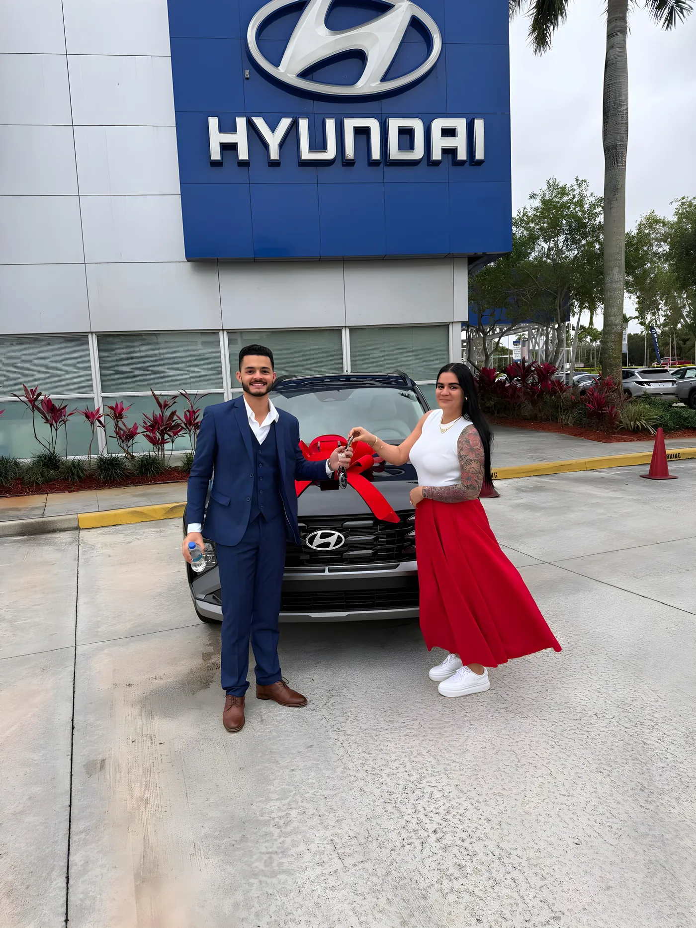 Cliente recibiendo su auto con Carlos Harry en Miami