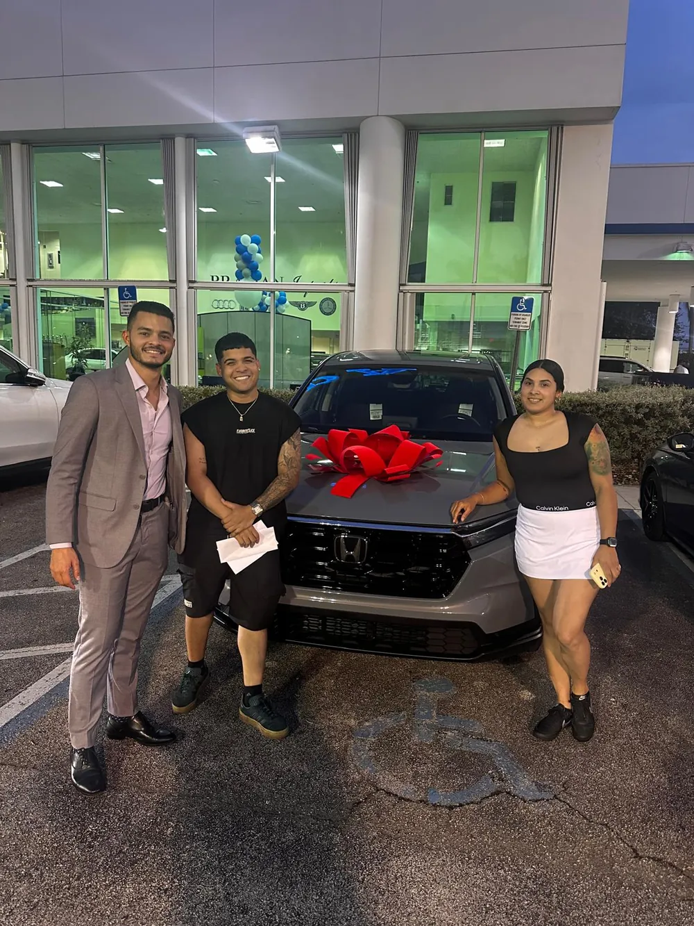 Cliente recibiendo su auto con Carlos Harry en Miami