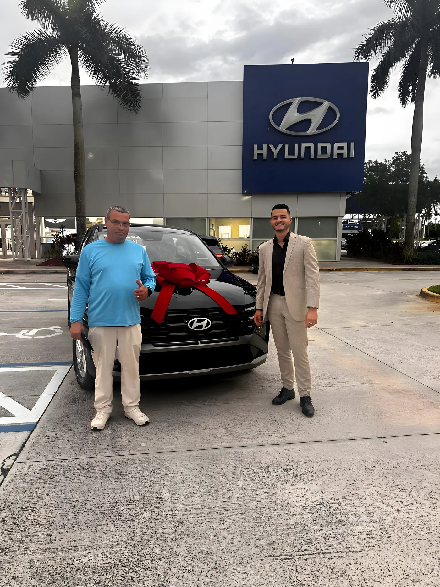 Cliente recibiendo su auto con Carlos Harry en Miami