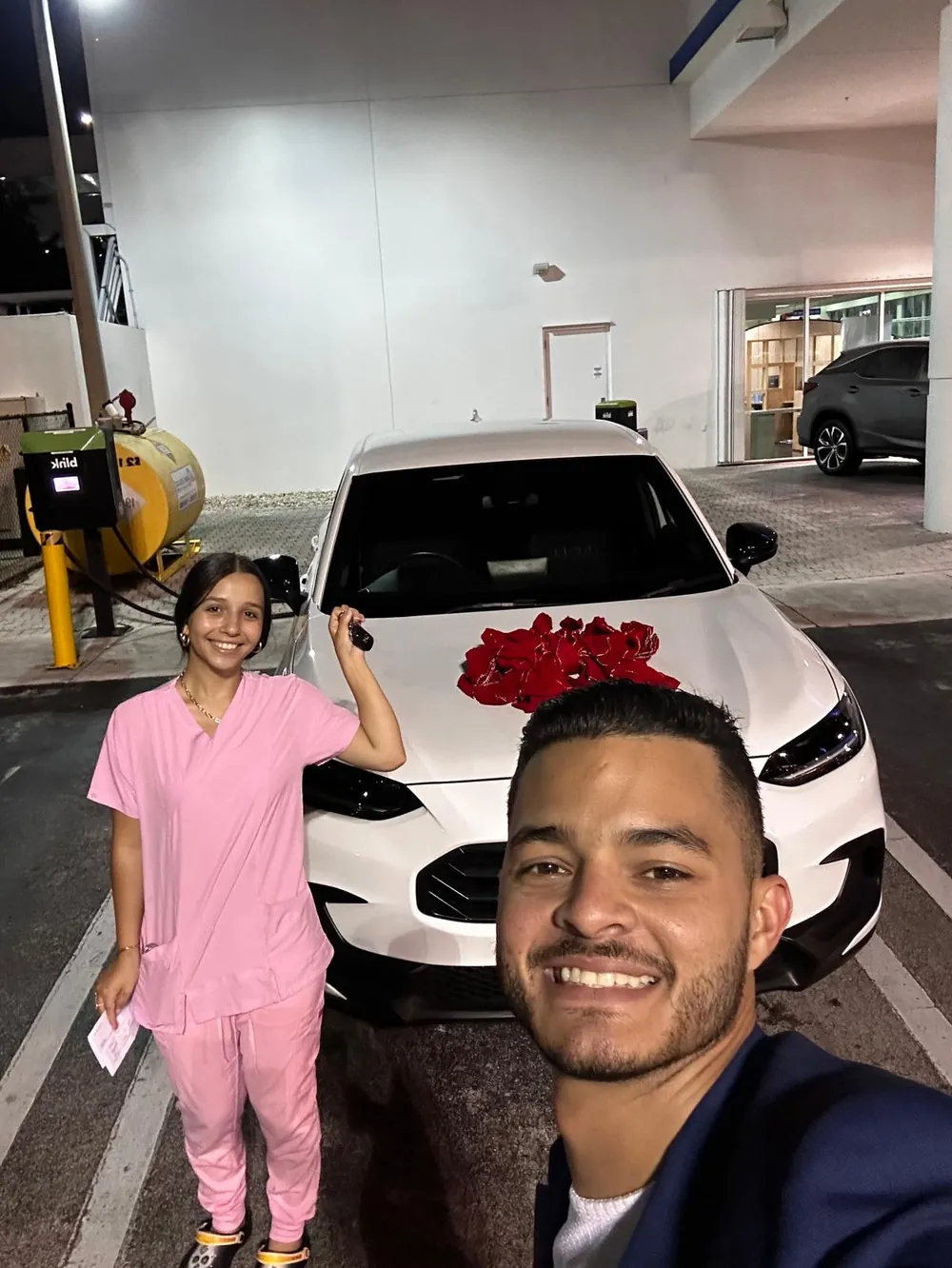 Cliente recibiendo su auto con Carlos Harry en Miami
