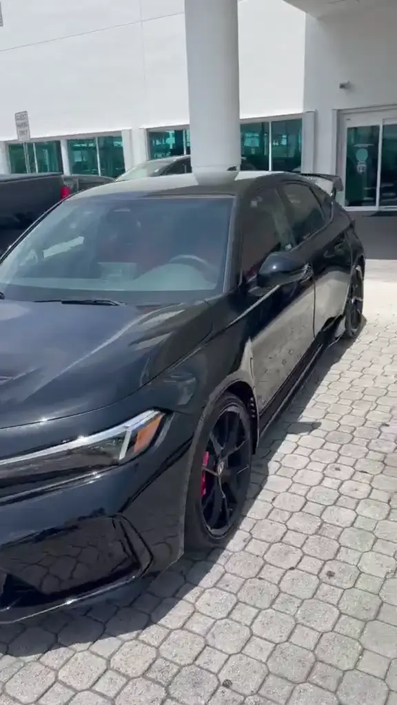 Honda negro visto desde varios ángulos